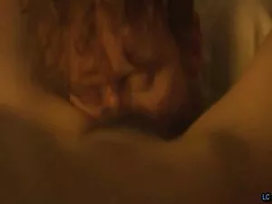 裸のスリムな女の子は、カメラの前で服を変 ...