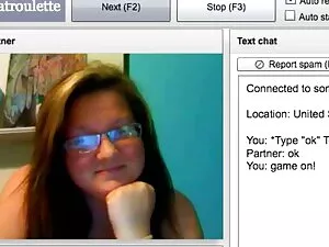 膣の上部に花を描くことによって裸の女性を ...