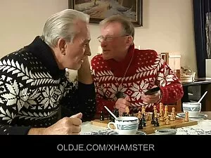 森の中で赤い髪の売春婦遊び心のある雌犬  ...