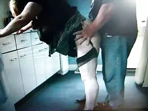 若いブルネットは、パイパン膣に男根を挿入 ...