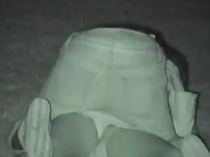 細身のブロンドとジーンズは男にblowj ...