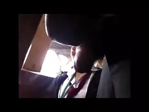 男性はテープで半分裸の大人の女性を結びま ...