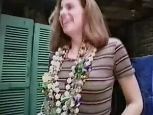 彼は彼の妻が彼が彼の友人の後ろに付けられ ...