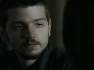 禿げた男性は縛られ、ロープでブロンドを掛 ...