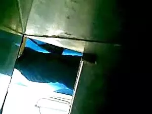 大きな花瓶の中でやるために剃られていない ...