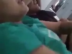 自然の中でスキニー膣に触れる少女 女子  ...