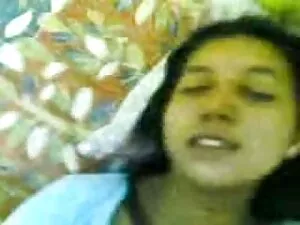 軽快な男の指のペニスと赤毛の寝室で成熟し ...