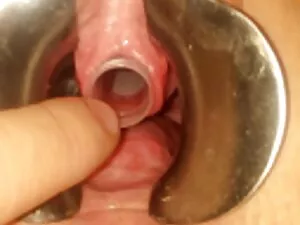 サラは若い豊かな男に誘惑され、浴室で彼女 ...