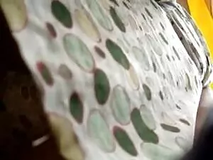 若い男は欲望に満ちている母を揚げます 無 ...