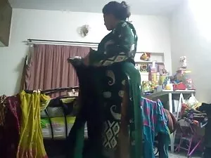 赤い高いブーツと赤いコルセットを着て、そ ...