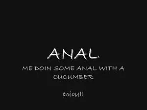 ヌーディストビーチの訪問者を見ている男  ...