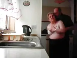 若い金髪の小さなショートパンツ唾とともに ...