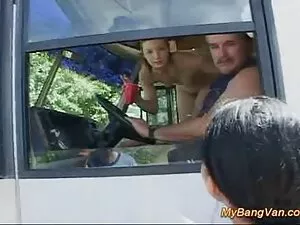 不幸な体の中で石を撃つパチンコサディスト ...