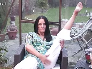 18歳の学生と教師のオフィスで彼女の同級 ...