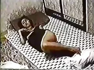 女性は彼女のかわいい顔に精液を取得します ...