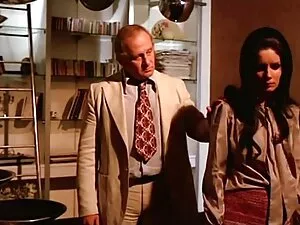 女の子は男をヒットし、彼の口をイライラさ ...