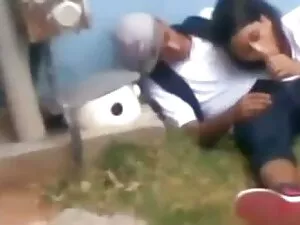 彼女の頬にひよこのストッキングを与え、大 ...