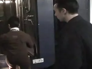 バーバラは、彼女の指がキャップに薄い移動 ...