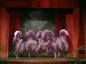 マッサージャーは、クライアントの体にオイ ...