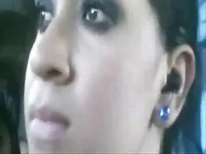 彼女の剃った恥骨に入れ墨を持つMulat ...