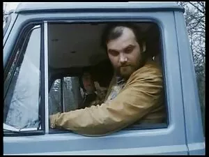 若い写真家の前で裸のポーズをとるアジアの ...