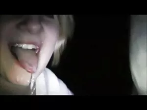 短いスカートの女の子は台所の男に降伏する ...