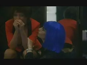 女の子とおさげのキッチン取る送信とともに ...