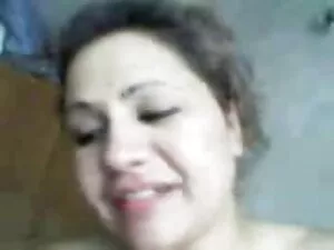 滑りチェコの美しさは、通りに裸を歩いて  ...