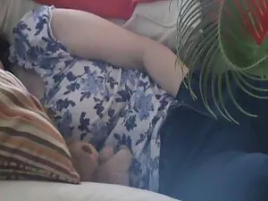 その男は大きなスーツケースの現実的な人形 ...