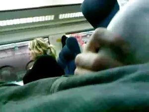 街の通りを歩く巨乳な裸の女の子 女子 向 ...