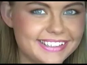 客室乗務員は、ゴム製のコックで若い女の子 ...