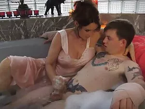 赤いストッキングを持つ18歳のロシアの女 ...