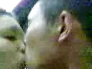 女の子は残酷に二つの裸のレズビアン屋外で ...