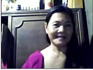 二つの乳首は、プールテーブルの上に男に降 ...