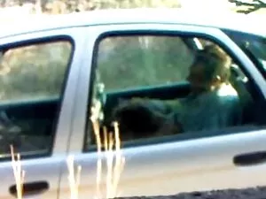 公共エリアで通行人と一緒に写真を撮る裸の ...