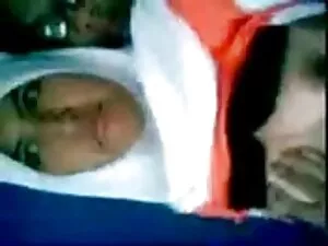 三人の女の子は壁の穴を通してメンバーを吸 ...