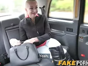 男性はネクタイと洗濯バサミのメンバーを保 ...