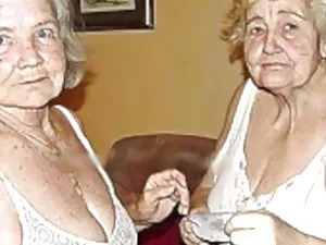 Bdsm楽しい二つのスリムなレズビアンで ...