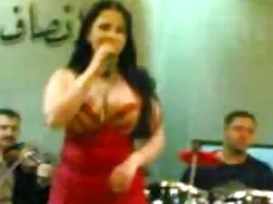 巨乳ブロンドは倉庫の中で直接男に降伏し、 ...