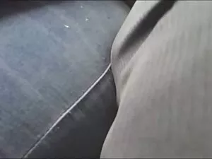 彼女の恋人の毛の商品に座ってジューシーな ...