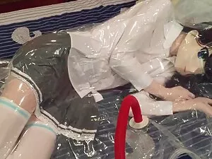 乱交パーティー熱い男と若い女の子は砂浜に ...