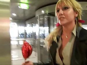 二人の男は薄いブロンドを訪問し、彼女のハ ...