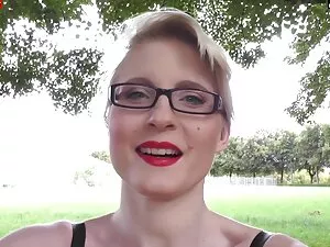 インドの女性広がり彼女の足でフロントの大 ...