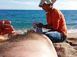 彼は彼のガールフレンドのズボンを脱いで、 ...