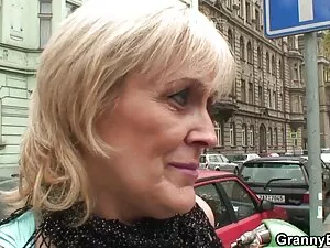 短いスカートの美しいロシアの学生は男との ...