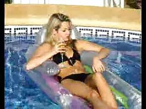 大きなベッドの中でかなりいたずらな夫婦  ...