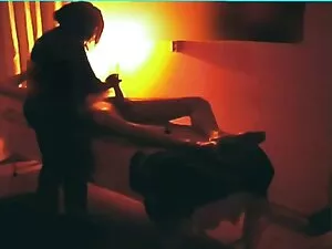 男はある時点でガールフレンドを揚げ、カメ ...