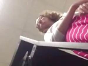 ユーザーのチャットの前で様々なおもちゃと ...