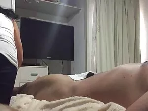 電話で話している売春婦と彼女の友人の指で ...