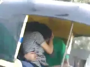 女の子とともにripped高品質に彼女の ...